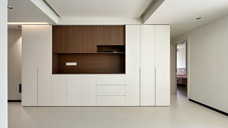 純白與木色交織，演繹簡約生活美學