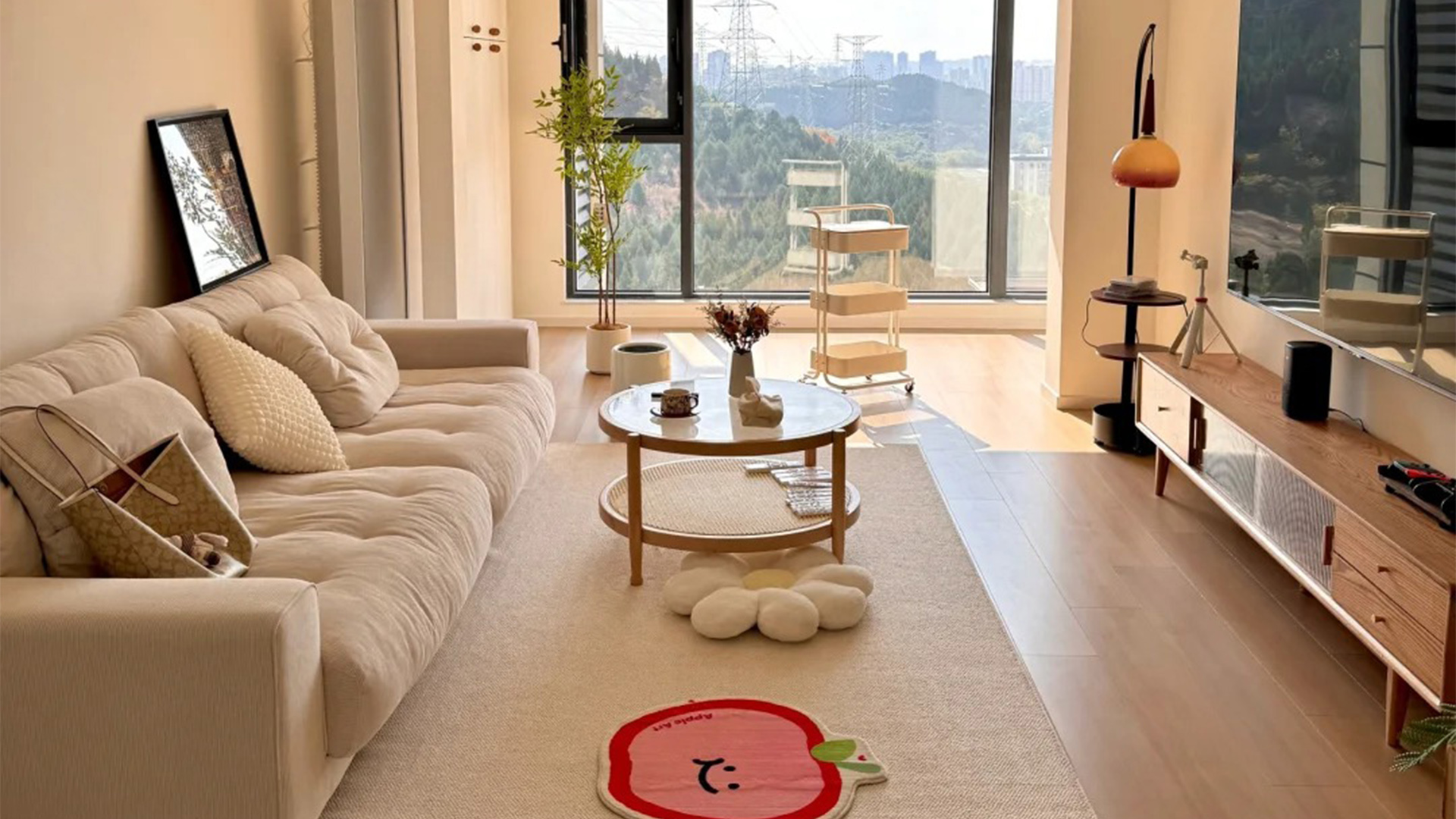 現(xiàn)代簡約風(fēng)｜淺色系自然光，綠植點(diǎn)綴舒適空間