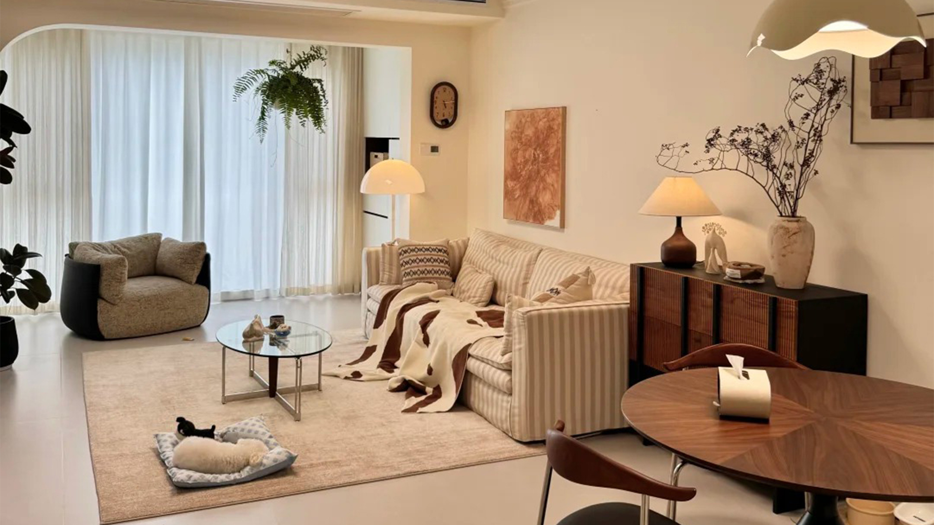 奶油風裝修 | 暖調米色中的布藝木質與綠植詩意組合