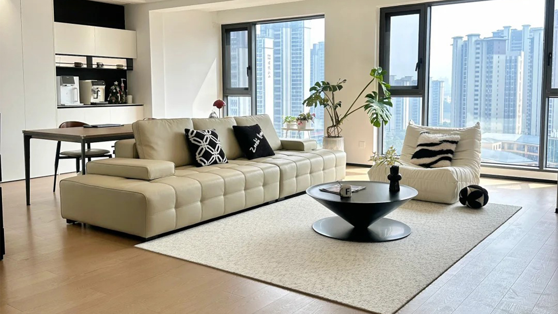 簡(jiǎn)約風(fēng)裝修米白淺木色與自然光構(gòu)筑通透空間