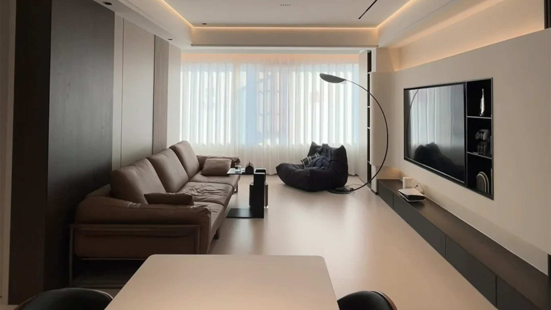 輕奢風金屬質(zhì)感中性色調(diào)現(xiàn)代優(yōu)雅家居空間設計