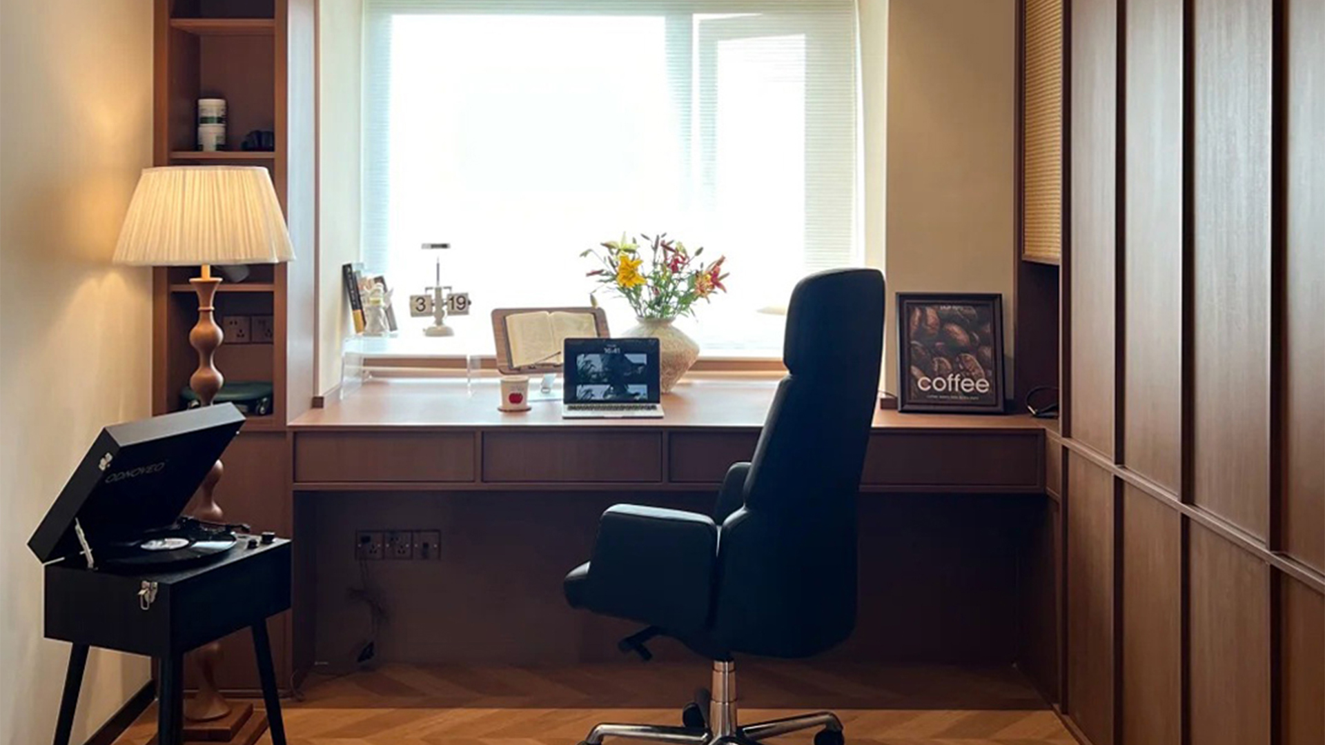 中古風|暖調木紋空間，古典柱式點綴時光溫柔流轉